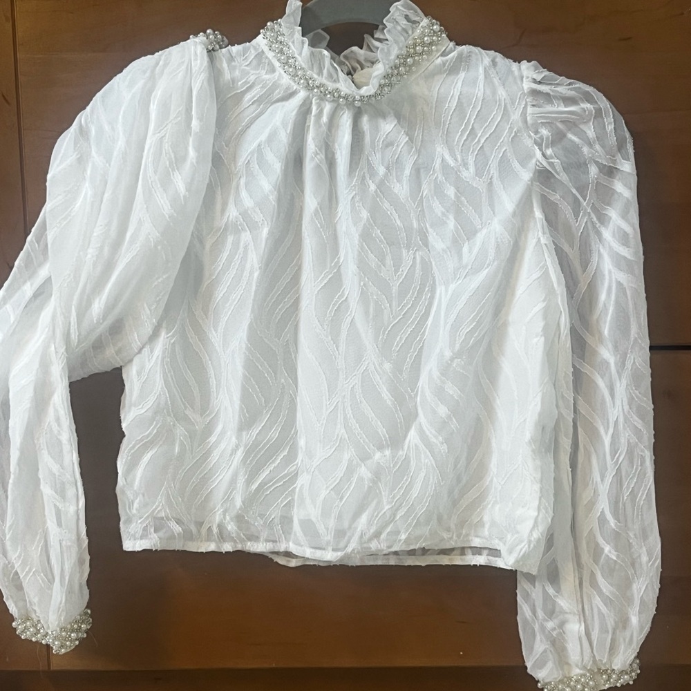 Mom and daughter matching blouses .